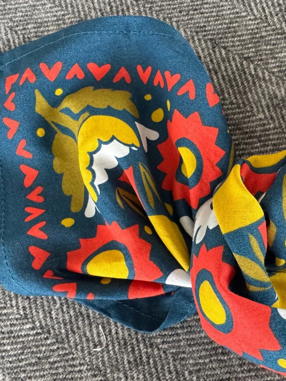 NWT, HANKER BANDANA IN DARLING, COLORFUL FLORAL PRINT!